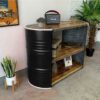 Das schwarze Sideboard Ben von Tonnen Tumult, elegant präsentiert im Wohnzimmer