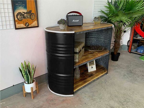 Das schwarze Sideboard Ben von Tonnen Tumult, elegant präsentiert im Wohnzimmer