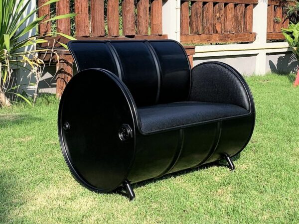 Elegantes Upcycling Sofa "Carla" aus einem Ölfass in Schwarz mit Kunstleder Bezug - Tonnen Tumult