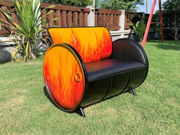 Seitenansicht des beeindruckenden Ölfass Upcycling Sofas "Carla" in Flammen Optik mit Kunstleder Bezug - Tonnen Tumult