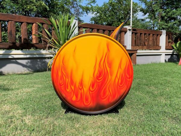 Seitenansicht des kreativen Ölfass Upcycling Sofas "Carla" in beeindruckender Flammen Optik mit hochwertigem Kunstleder Bezug - Tonnen Tumult