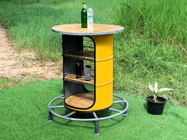 Gelber Stehtisch Bruno von Tonnen Tumult, harmonisch eingebettet im Garten